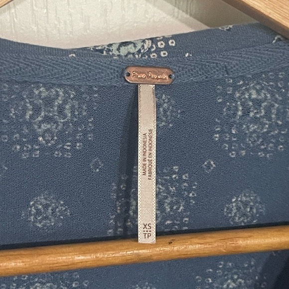 Free People SYDNEY Chambray Combo Bishop Sleeve Top Blue Deep V Neck Stretch XS - Picture 3 of 8